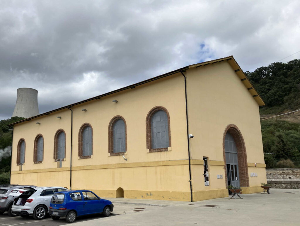 Fotografia dell'esterno dell'edificio che ospita il MUBIA Geomuseo delle Biancane di Monterotondo Marittimo (GR).
