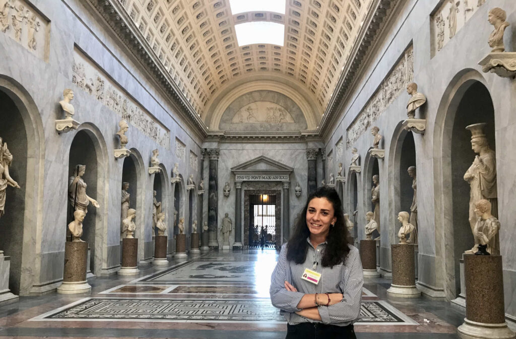 Città del Vaticano, Musei Vaticani. La dott.ssa Chiara Marabelli all'interno del Braccio Nuovo durante un placement svolto presso il museo.