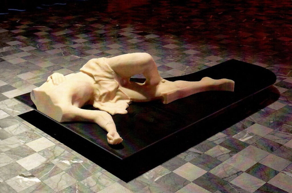 Sala 1. Primo piano dell'opera «Pink Limen», 2024, Marmo rosa del Portogallo e acciaio, 55x120x190 cm