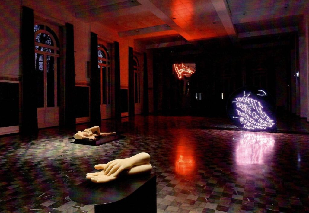 Patrick Tuttofuoco, «Abbandona gli occhi», veduta generale della Sala 1. In primo piano «Surrender your Eyes», in secondo piano sulla sinistra «Pink Limen» e sulla destra «Sleepers (Sense of Reality)», sullo sfondo «Drop the Body».