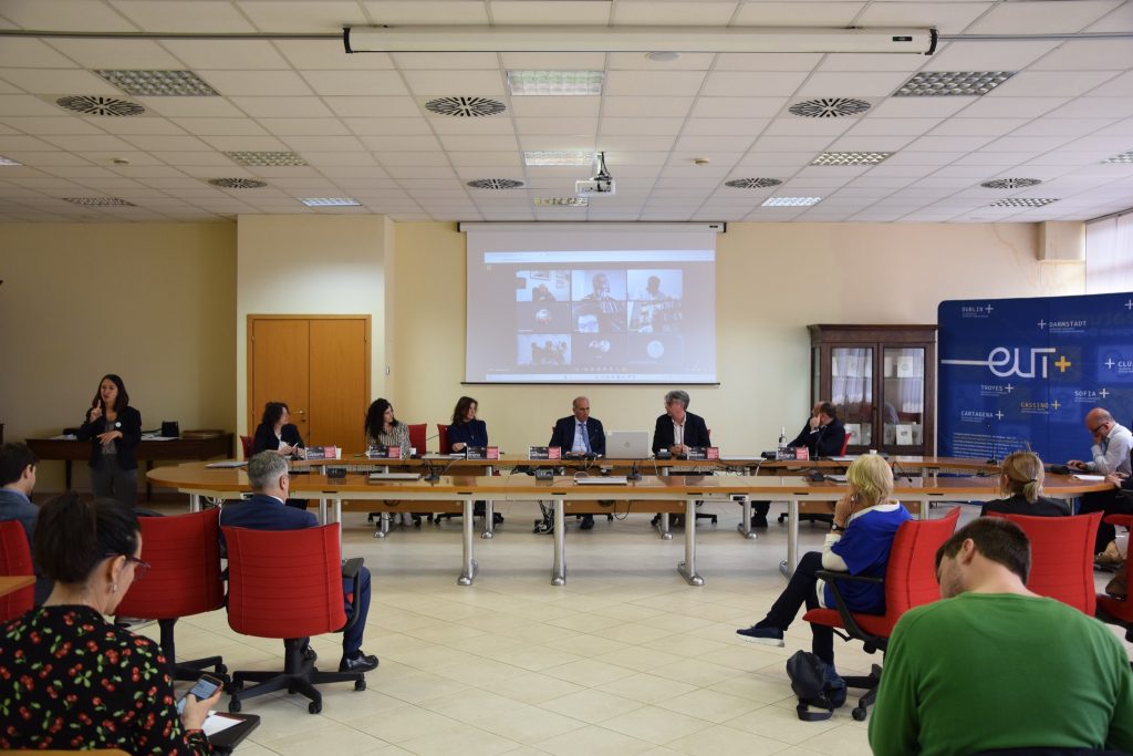 Un momento della conferenza stampa. La sala con i partecipanti vista dal fondo e sullo sfondo il tavolo con i relatori.