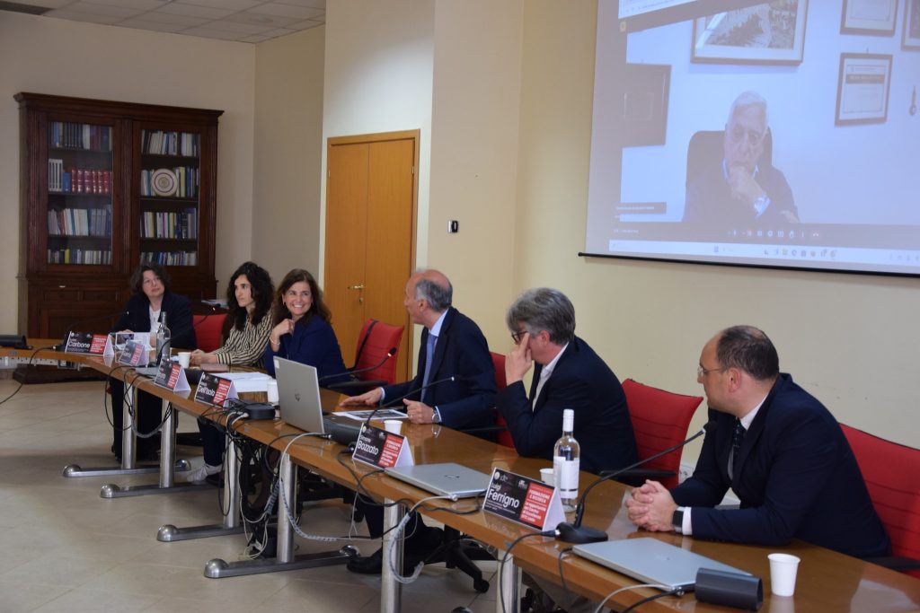 Un momento della conferenza stampa, il tavolo dei relatori, da destra: Luigi Ferrigno (Prorettore per la Terza Missione UNICAS), Simone Bozzato (Presidente del Centro di Eccellenza DTC Lazio), Marco Dell’Isola (Magnifico Rettore dell’Università di Cassino e del Lazio meridionale), Ivana Bruno (Delegata del Rettore per la Diffusione della Cultura e della Conoscenza – UNICAS), Valeria Guerrisi (Research Manager CdE DTC Lazio), Luisa Carbone (Componente del Comitato di gestione e coordinamento CdE DTC Lazio).