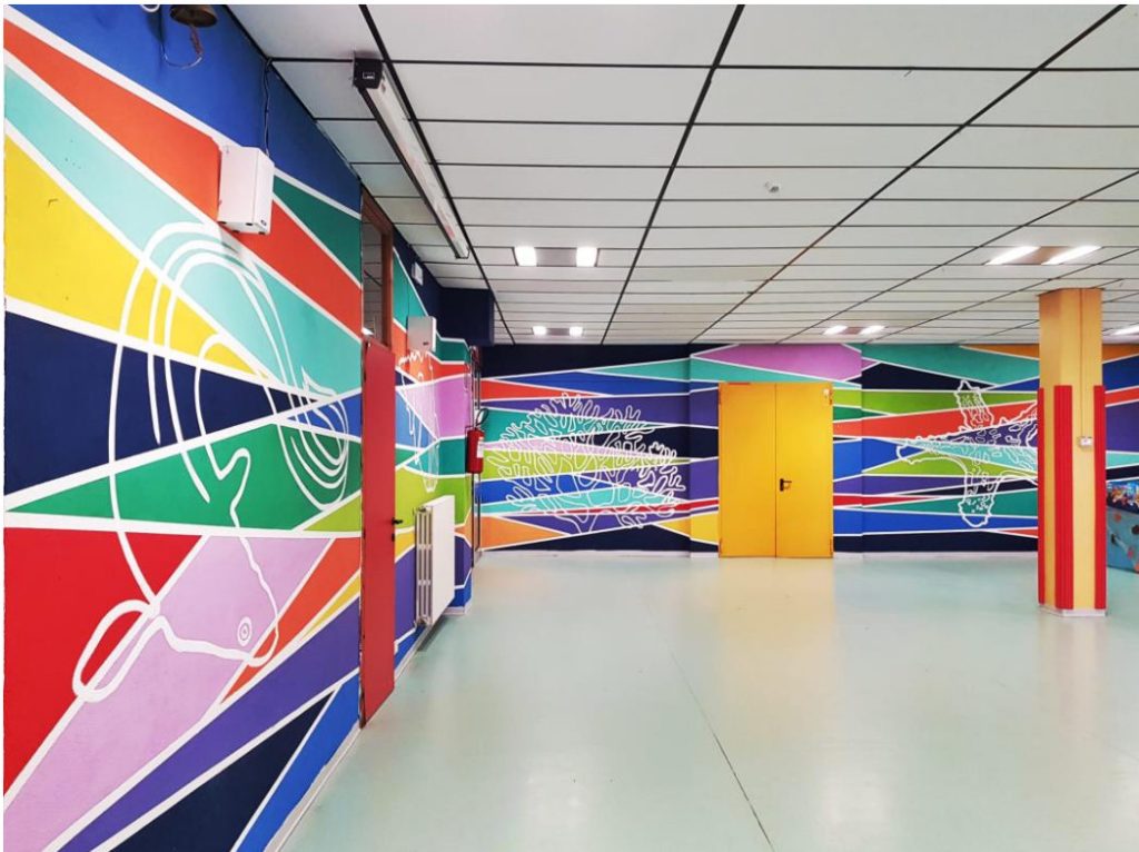 Veduta del murale all'interno della scuola