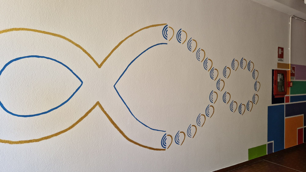 Murale Chioggia - particolare dell'integrazione visiva del logo dell’Ordine TSRM e PSTRP di Venezia e Padova e del segno/simbolo del Terzo Paradiso di Michelangelo Pistoletto