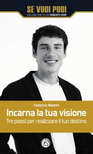 Copertina del libro «Incarna il tuo Destino» di Federico Mammi. Sulla copertina è una foto dell'autore, un giovane uomo sui 30 anni di età, con capelli scuri tagliati corti, vestito con maglietta bianca e giacca scura, sorride e guarda verso il lettore.