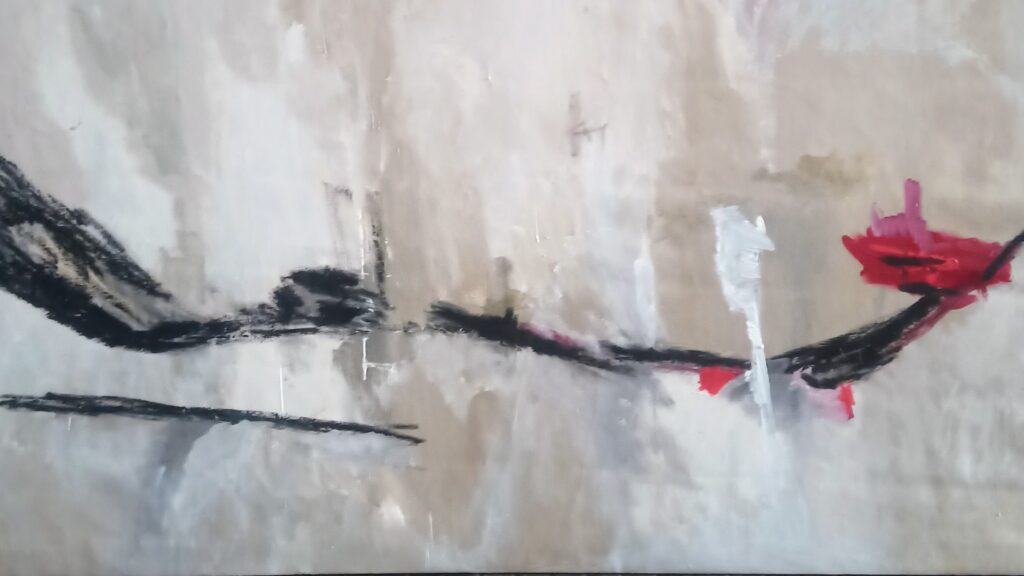 Dipinto astratto: ramo nero diagonale su fondo beige materico con un fiore rosso all'estremità destra