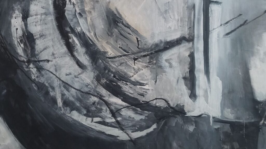 Dipinto astratto: vortice di pennellate nere su grigio con rami spezzati e zona verticale chiara a destra
