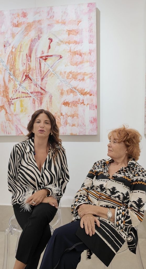 Anna Romanello, a destra, con Michelle Scalzo D'Alessio a Strati d'Arte Gallery